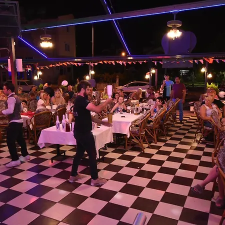 מלון דירות Golden Orange 4*